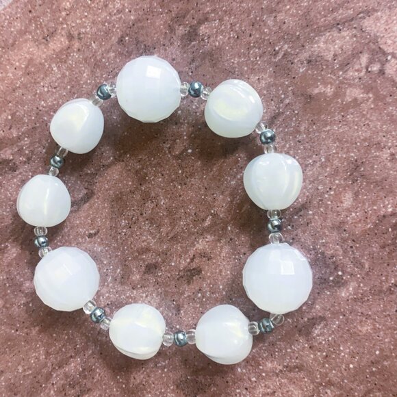 JEWELRY - Milky white textured beads stretch bracelet with silver & clear beads - Picture 6 of 8